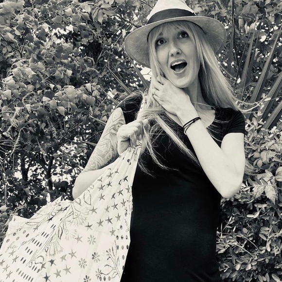 Meet your Posher, Christina - Picture 2 of 3